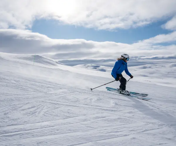 Skikjører i alpinbakke i Tyin Filefjell Skisenter