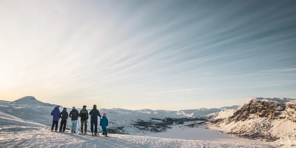 Skigjester nyter utsikten i Tyin Filefjell Skisenter